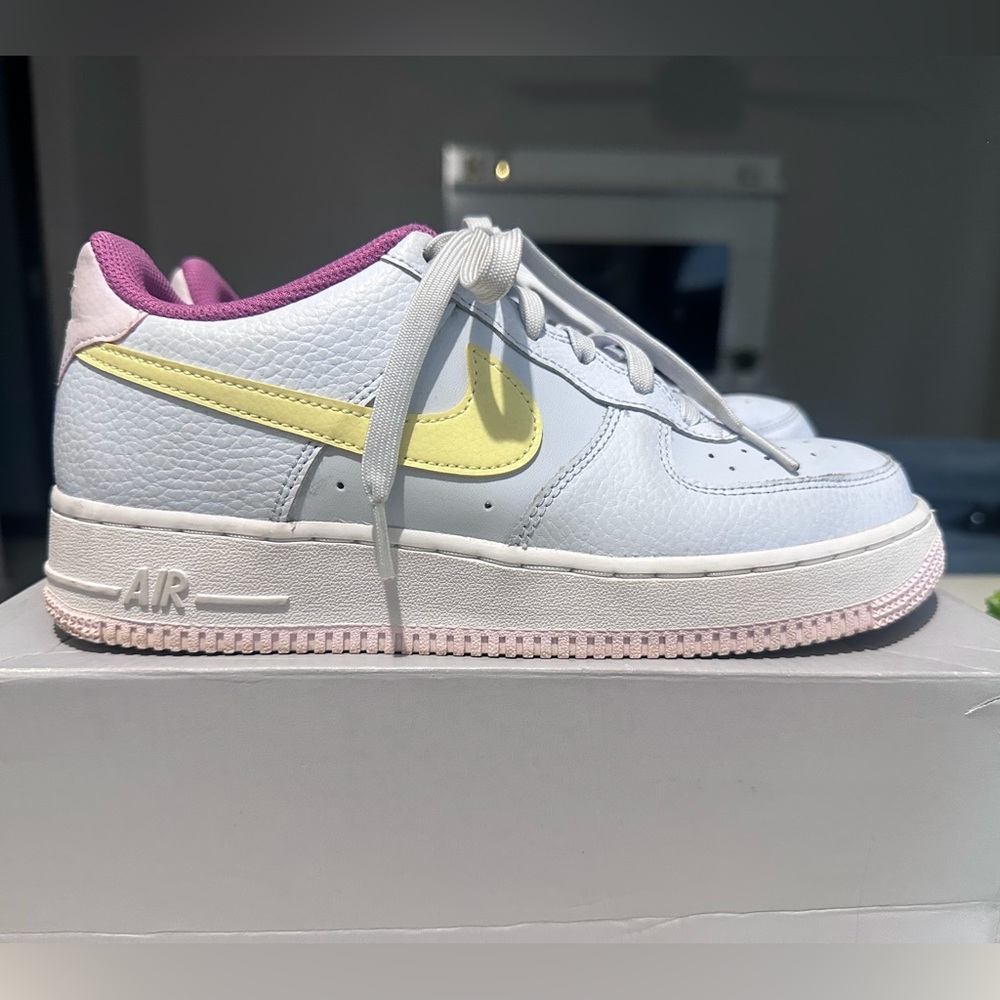 Nike Air Force 1 Big Kids Sneakers in Steel, Yellow, and Pink Size 7